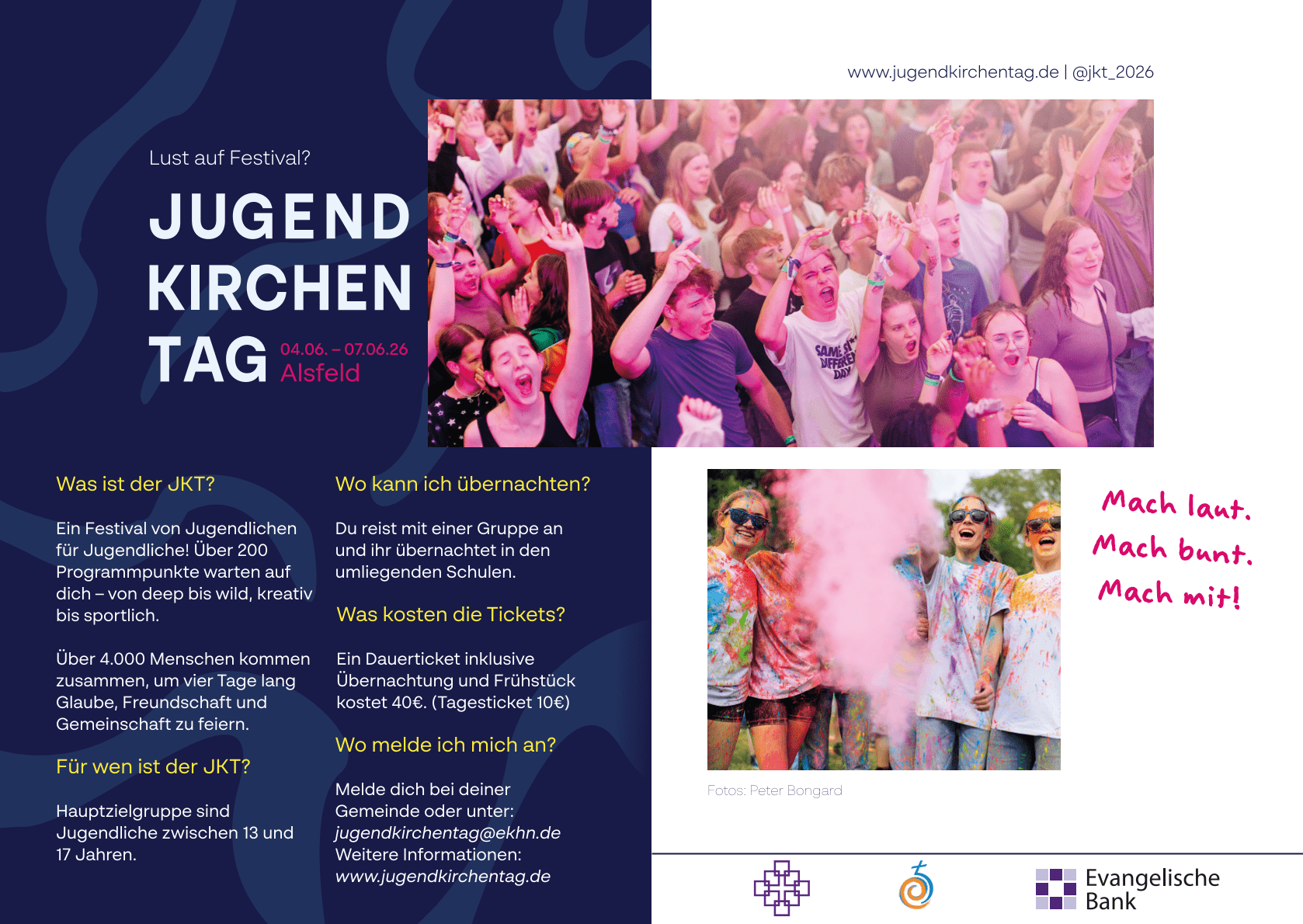 Ein Kinderkarussell mit unterschiedlichen Tierwagen fliegt auf und nieder.